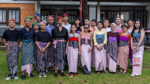 Peringati Hari Batik Nasional, Kenalan dengan Tren “Berkain” dan Temukan Ide Outfit Kekinian!
