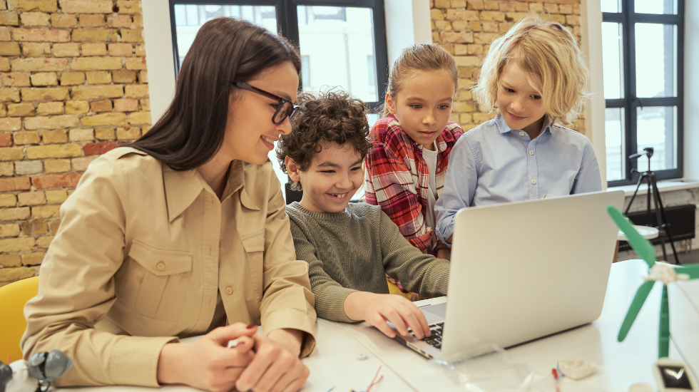 Hadapi Banjir Informasi dengan Mengasah Literasi Digital Kamu!