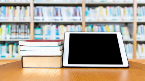 Buku Fisik vs Digital: Mana yang Lebih Baik? Simak Penjelasan Sainsnya!