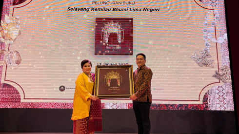 Dari Swarnadwipa ke Nusantara: Kisah Kemilau Budaya Lima Negeri dalam Sebuah Buku
