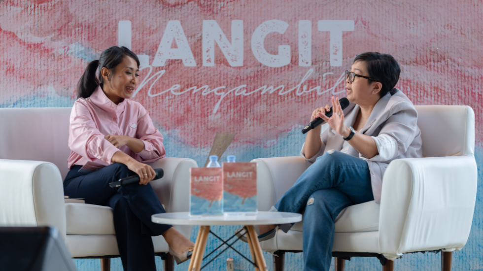 Langit Mengambil: Terobosan Baru Ika Natassa dalam Kepenulisan