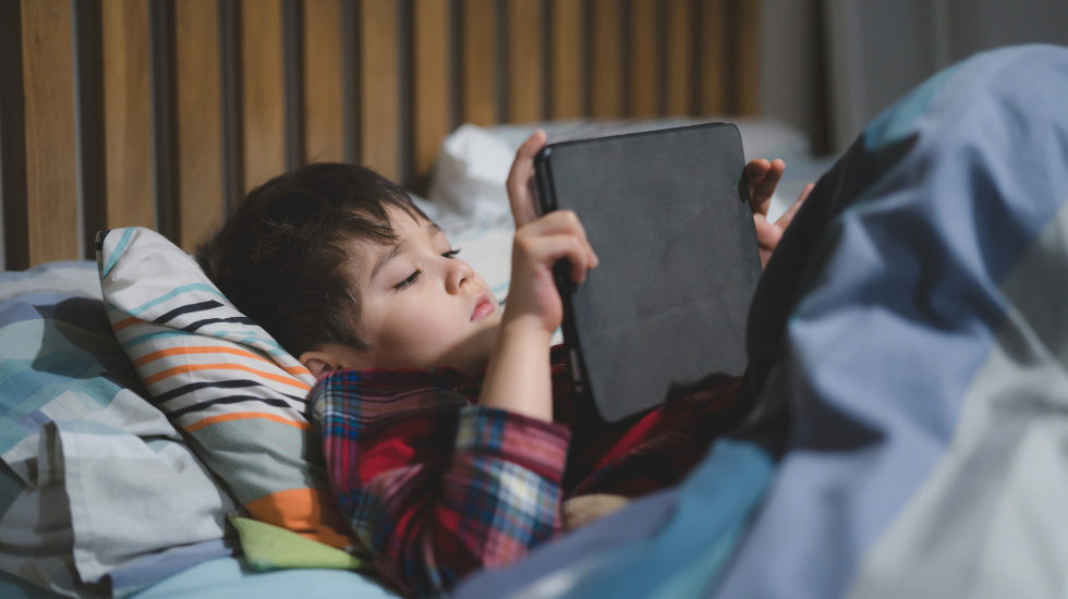 Komdigi Melakukan Pembatasan Akun Medsos Anak, Saatnya Kembali ke Kebiasaan Membaca?