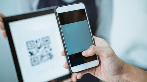 QRIS vs Uang Tunai di Era Serba Praktis