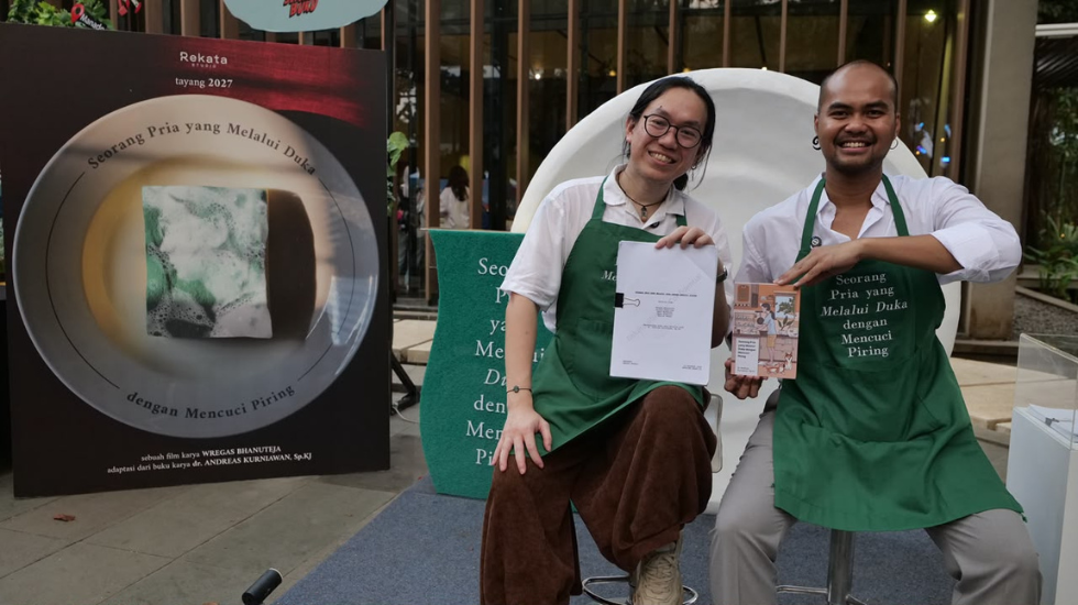 Buku Best Seller "Seorang Pria yang Melalui Duka dengan Mencuci Piring" Karya dr. Andreas Kurniawan Resmi Diadaptasi ke Film Panjang oleh Wregas Bhanuteja dan Rekata Studio