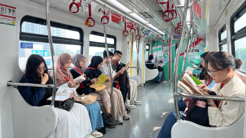 Melaju Bersama Buku, Gramedia hadirkan Baca Bareng bersama LRT Jakarta dalam momentum Bulan Literasi Nasional