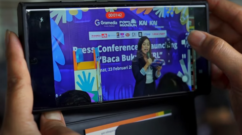 Sekarang Kamu Bisa Baca Buku di KRL! Teman yang Menemani Perjalanan sampau Stasiun